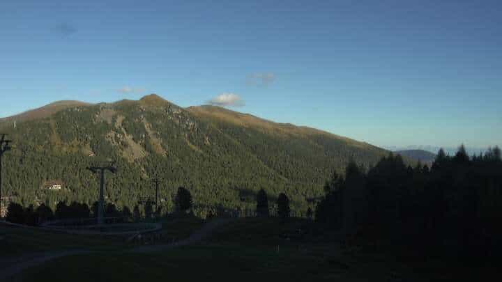 Turracherhöhe Almzeithütte webcam frame captured 15 September 2026 at 5:40 pm GMT+2