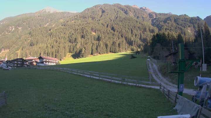 Neustift - Dorf (Elferlifte) Krössbach webcam frame captured 15 September 2026 at 5:21 pm GMT+2