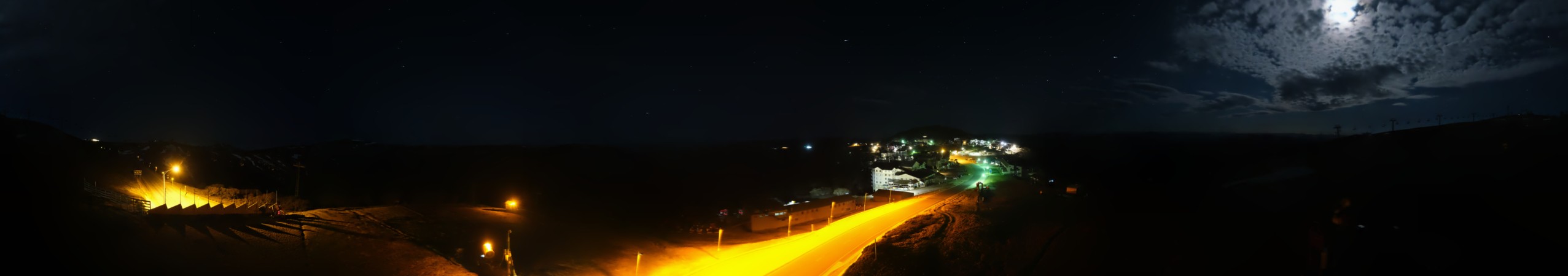 Mt Hotham Mt Hotham Summit 360 snow cam captured at 19 September 2026 at 11:50 pm AEST