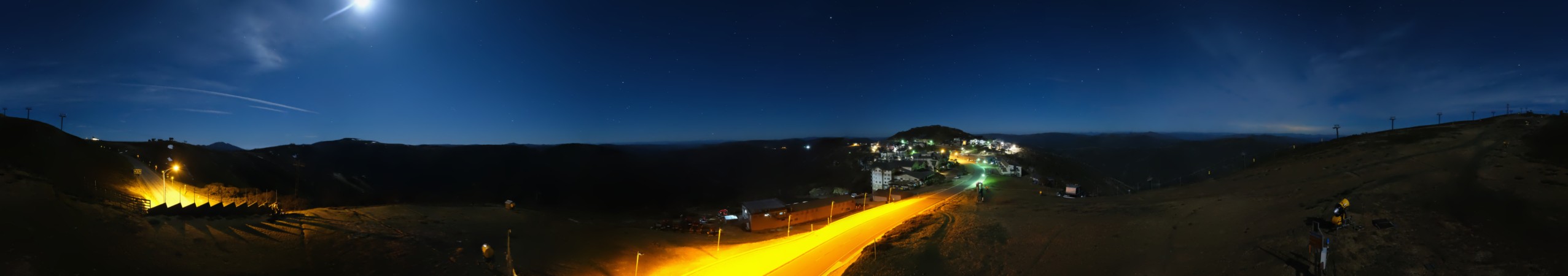 Mt Hotham Mt Hotham Summit 360 snow cam captured at 28 September 2026 at 11:46 pm AEST