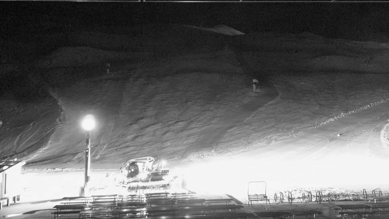 Coronet Peak Coronet Peak snow cam captured at 17 September 2026 at 9:42 pm NZST