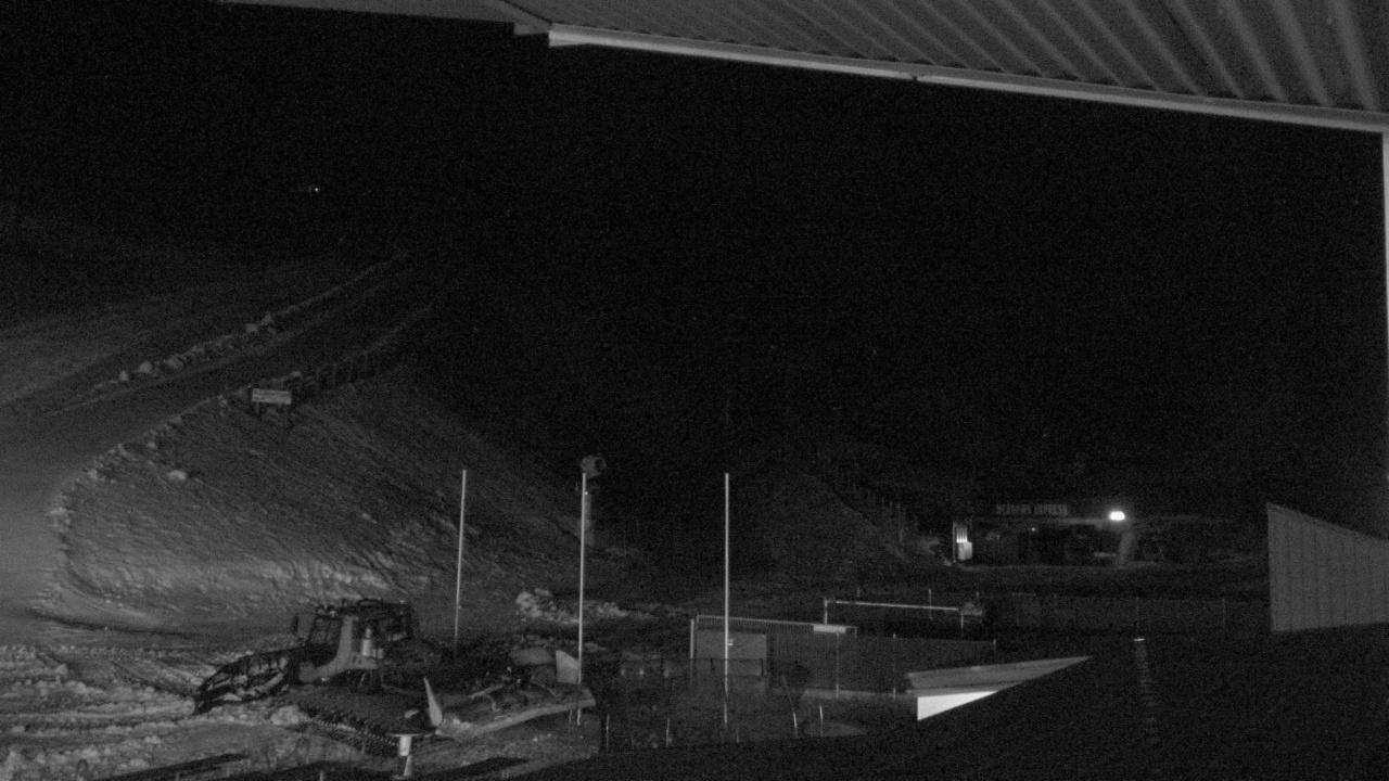 Coronet Peak Meadows Base snow cam captured at 12 September 2026 at 9:33 pm NZST
