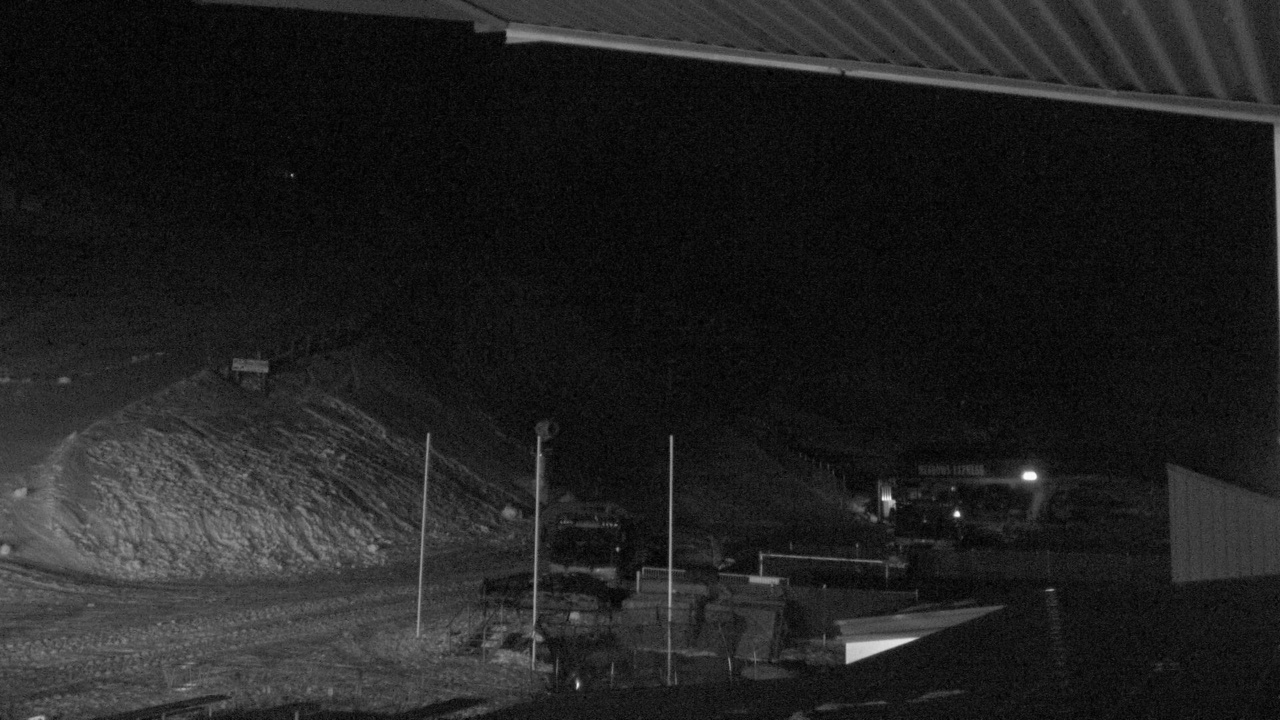 Coronet Peak Meadows Base snow cam captured at 18 September 2026 at 9:32 pm NZST