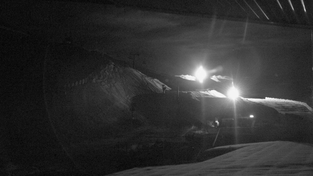 Coronet Peak Meadows Base snow cam captured at 27 September 2026 at 9:25 pm NZDT