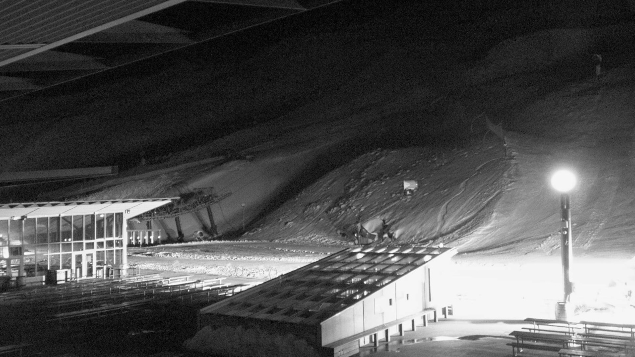 Coronet Peak Coronet Express snow cam captured at 17 September 2026 at 9:43 pm NZST
