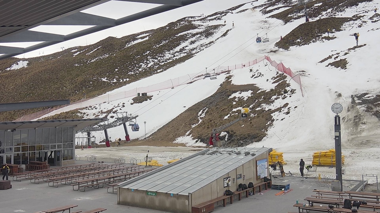 Coronet Peak Coronet Express snow cam captured at 6 October 2026 at 3:05 pm NZDT