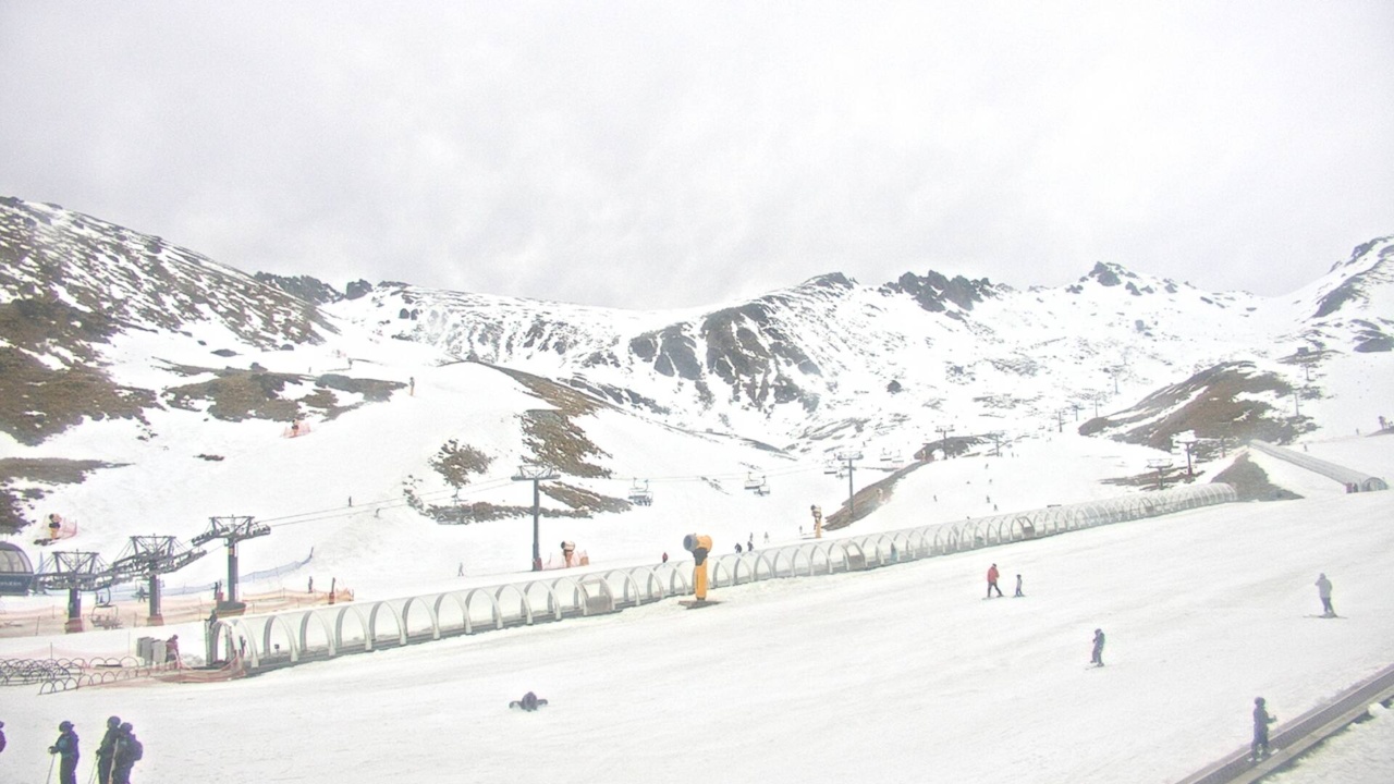 The Remarkables Base Area – Towards Sugar Basin snow cam captured at 6 October 2026 at 3:39 pm NZDT
