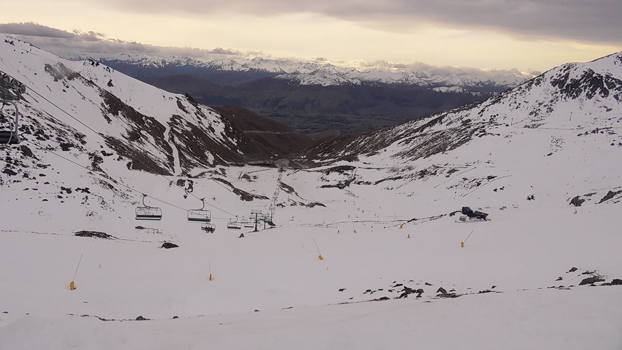 The Remarkables Curvey Basin snow cam captured at 6 October 2026 at 3:39 pm NZDT
