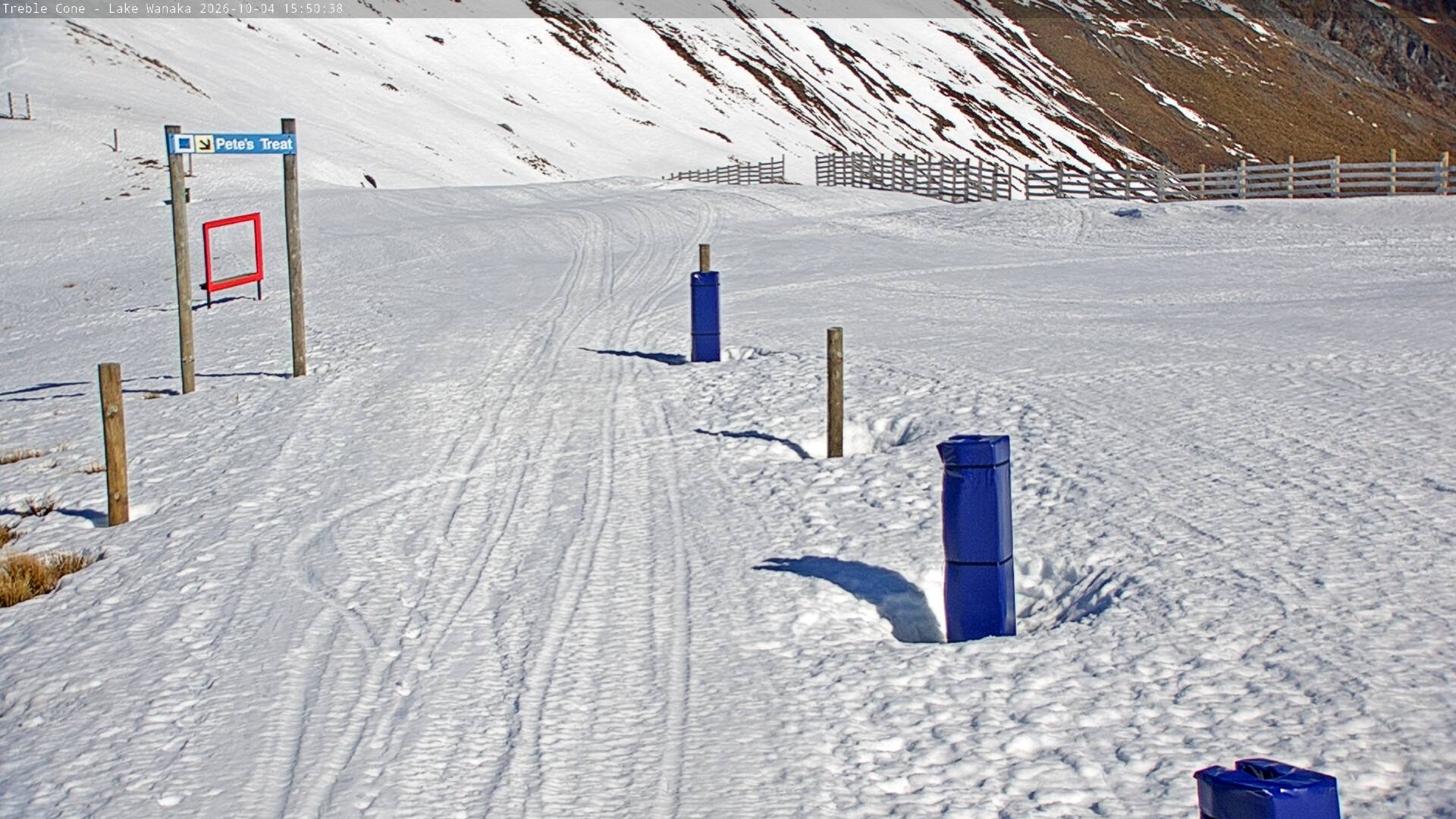 Treble Cone Saddle Gate snow cam captured at 4 October 2026 at 4:33 pm NZDT