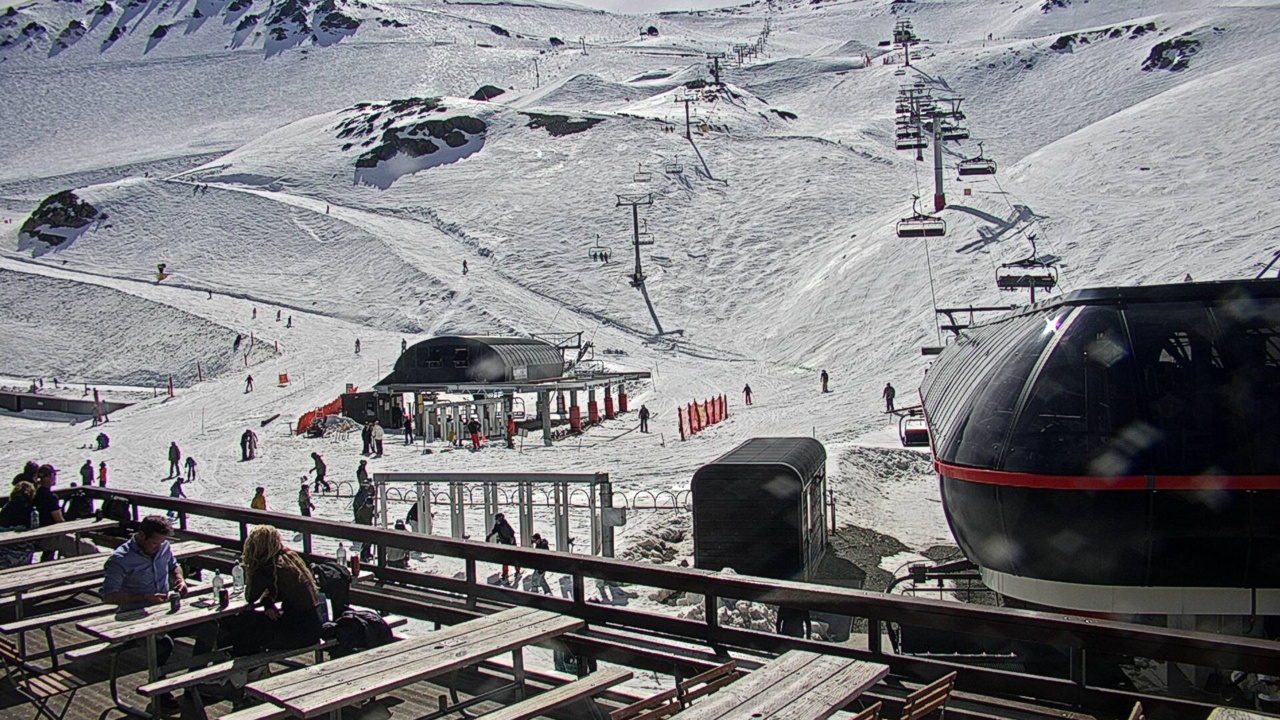 Mt Hutt Base Area snow cam captured at 6 October 2026 at 3:44 pm NZDT
