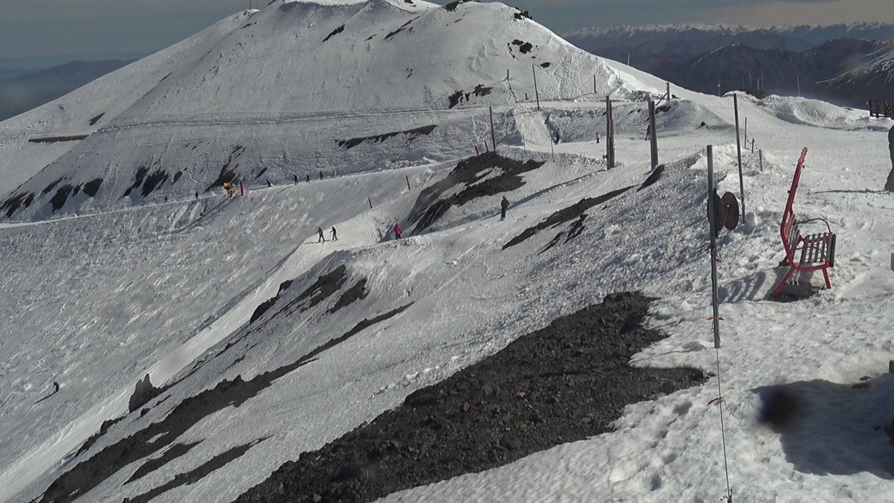 Mt Hutt South Peak snow cam captured at 6 October 2026 at 3:33 pm NZDT