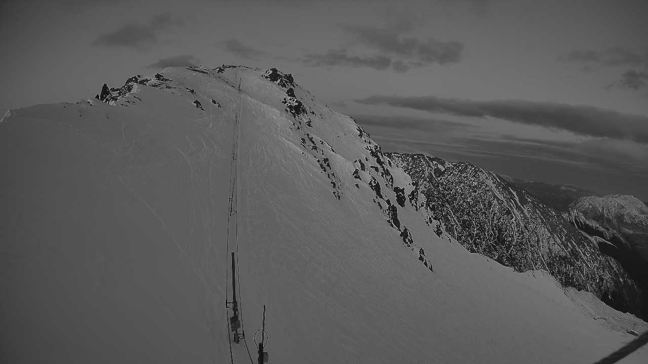Broken River Ridgeline snow cam captured at 28 September 2026 at 7:45 pm NZDT