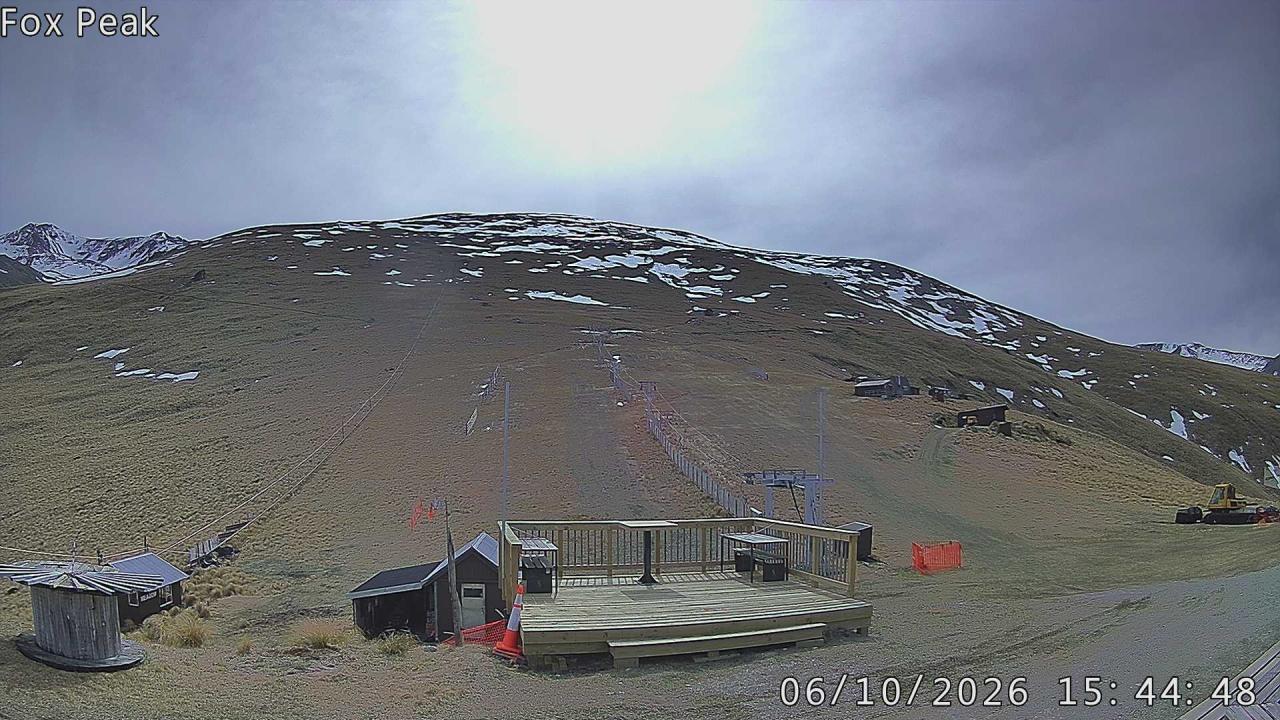 Fox Peak Learners / Meadow Shirtfront snow cam captured at 6 October 2026 at 3:47 pm NZDT