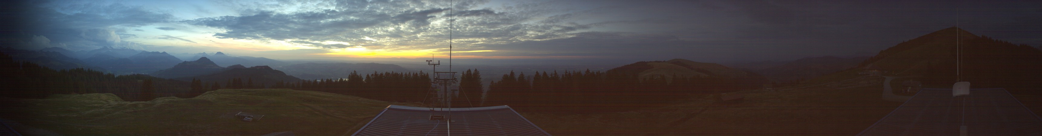 La Berra SRM La Berra snow cam captured at 4 October 2026 at 7:48 pm GMT+2