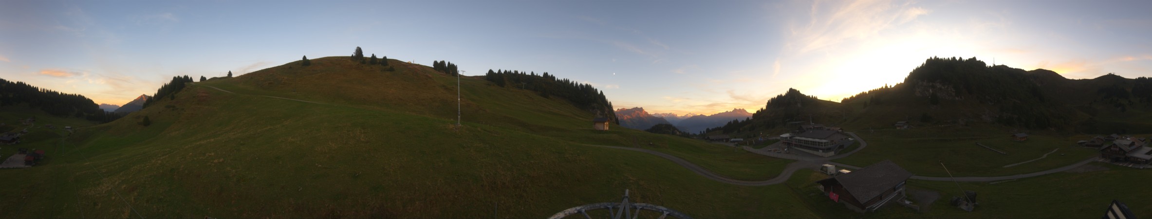 Télé Villars Gryon Diablerets Villars - Bretaye snow cam captured at 19 September 2026 at 7:48 pm GMT+2