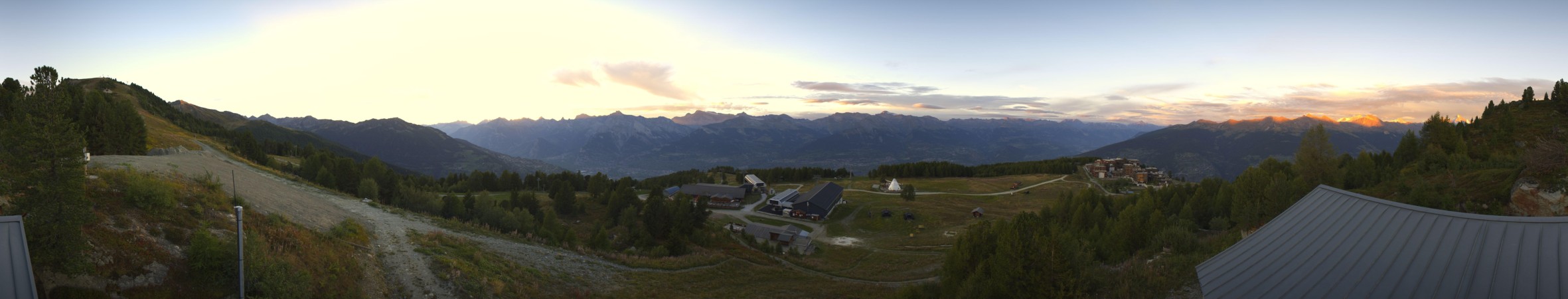 Veysonnaz - NVRM Sommet de la piste de l'Ours - Veysonnaz snow cam captured at 13 September 2026 at 7:55 pm GMT+2