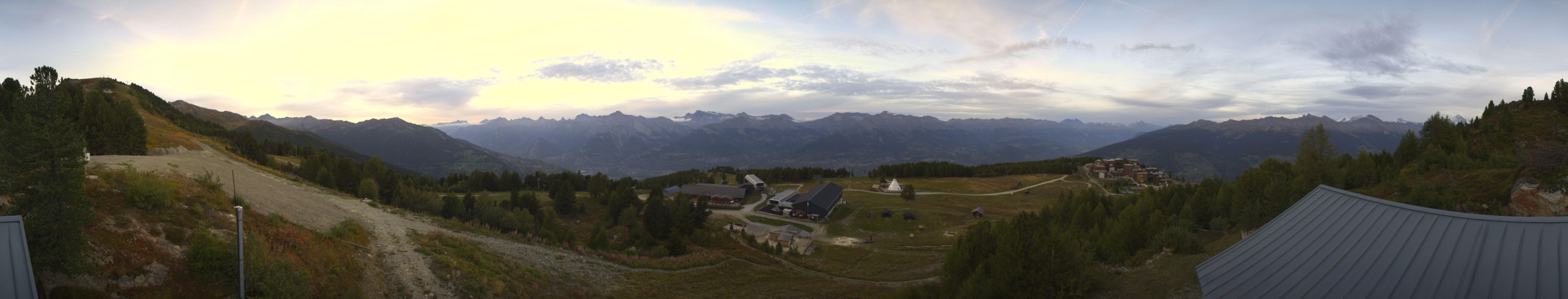 Veysonnaz - NVRM Sommet de la piste de l'Ours - Veysonnaz snow cam captured at 17 September 2026 at 7:42 pm GMT+2