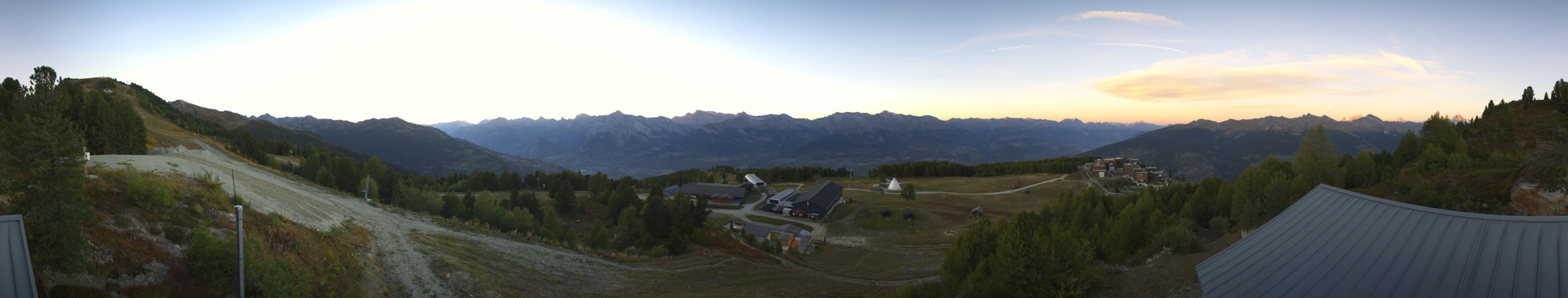 Veysonnaz - NVRM Sommet de la piste de l'Ours - Veysonnaz snow cam captured at 25 September 2026 at 7:35 pm GMT+2