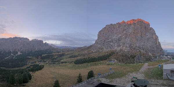 Val Gardena Piz Sella Piz Sella (2284m), Val Gardena - Dolomiti snow cam captured at 6 October 2026 at 7:23 am GMT+2