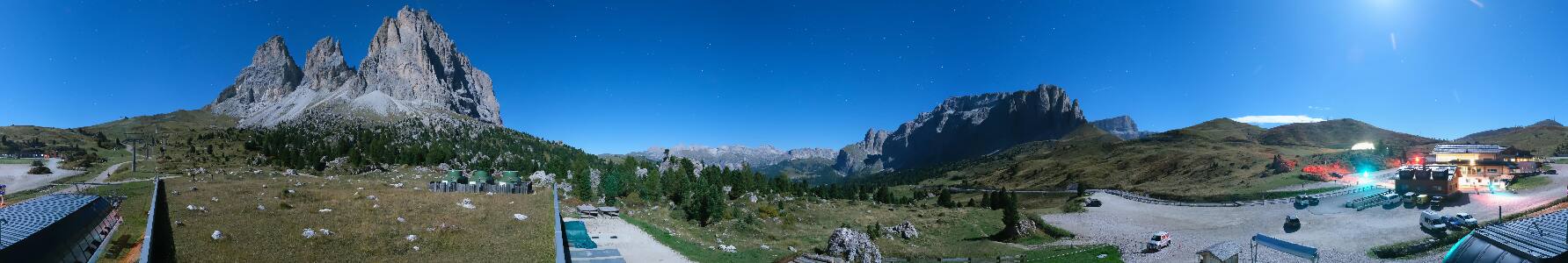 Val Gardena Sasso Levante Sasso Levante - Passo Sella (2.240 m), Val Gardena - Dolomites snow cam captured at 25 September 2026 at 11:49 pm GMT+2