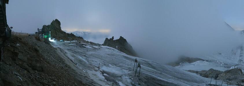 Hintertuxer Gletscher Gefrorene Wand snow cam captured at 1 October 2026 at 11:41 pm GMT+2