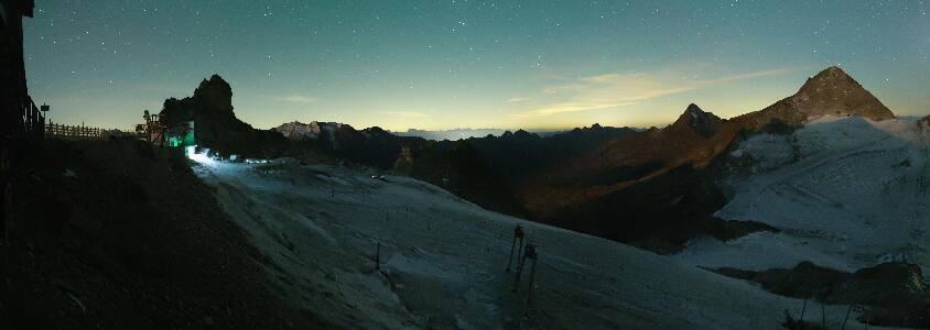 Hintertuxer Gletscher Gefrorene Wand snow cam captured at 3 October 2026 at 11:51 pm GMT+2