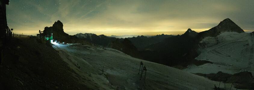 Hintertuxer Gletscher Gefrorene Wand snow cam captured at 4 October 2026 at 11:59 pm GMT+2
