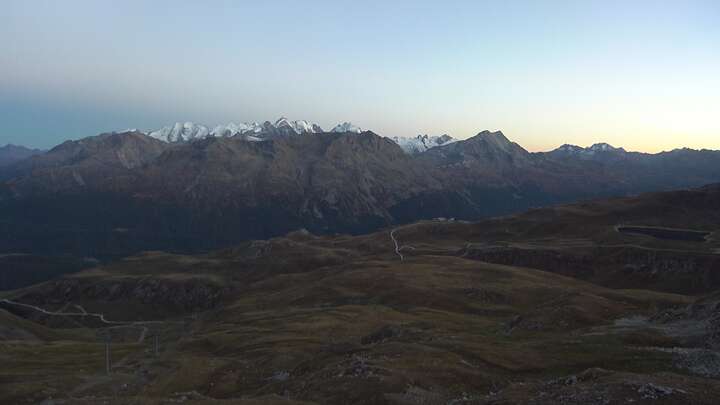 Celerina Trais Fluors Upper Station snow cam captured at 27 September 2026 at 7:33 pm GMT+2