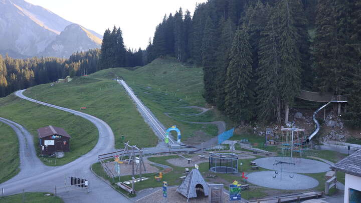 Emmetten Stockhütte-Upper Station South snow cam captured at 15 September 2026 at 6:06 pm GMT+2