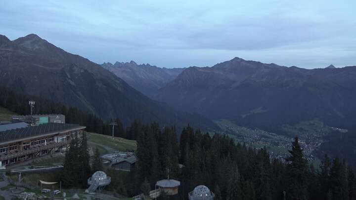 Klosters Dorf Madrisaland snow cam captured at 17 September 2026 at 10:06 pm GMT+2