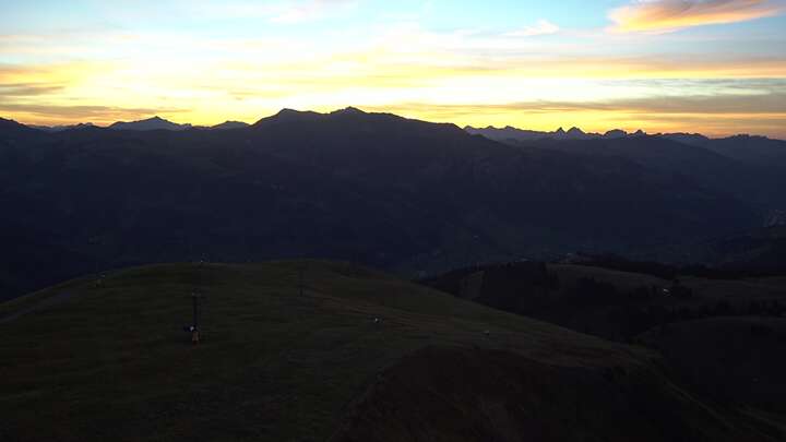 Lenk im Simmental Metschstand snow cam captured at 19 September 2026 at 7:51 pm GMT+2