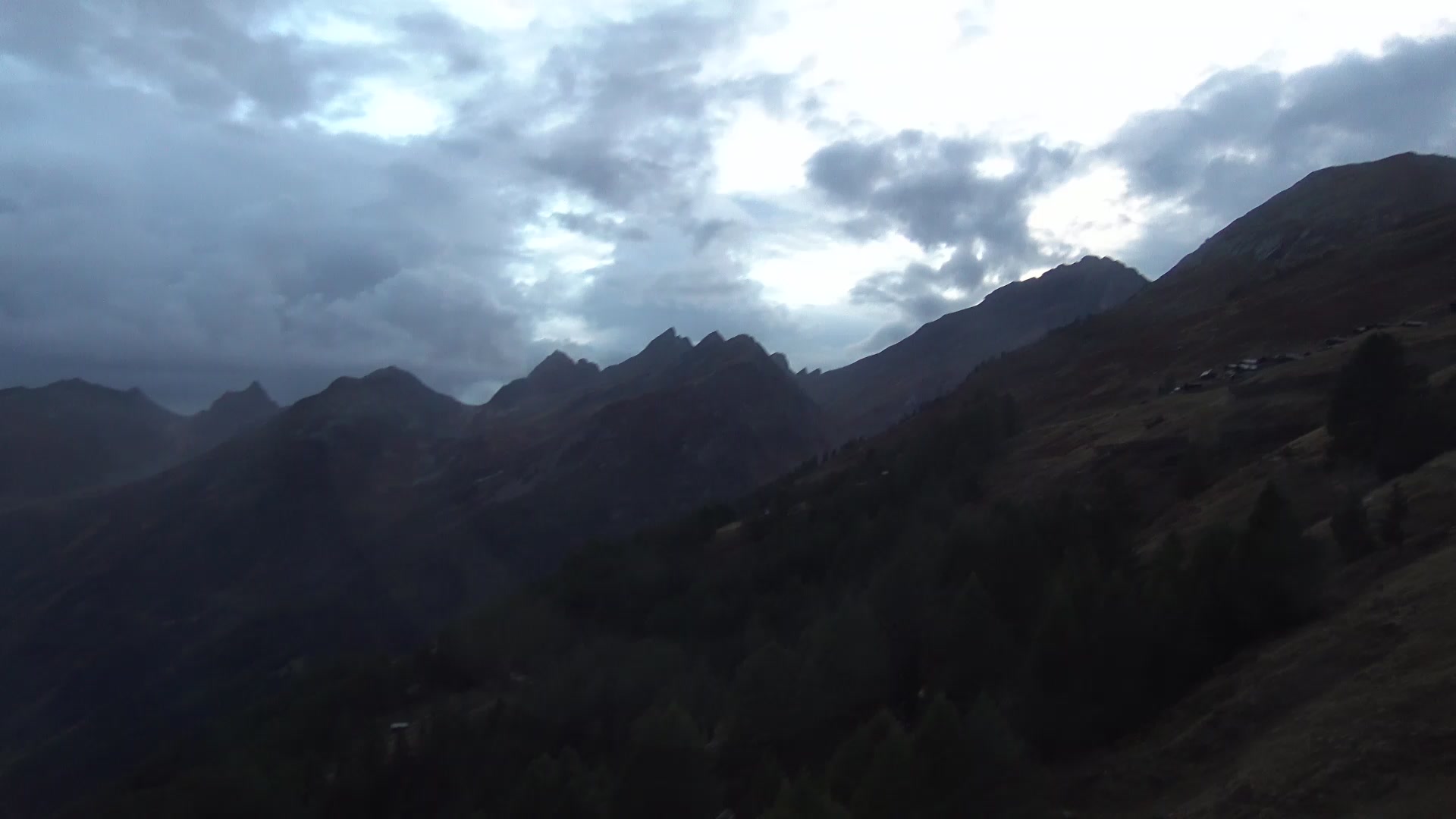 Wiler (Lauchernalp) Upper Station Luftseilbahn Wiler-Lauchernalp snow cam captured at 4 October 2026 at 7:27 pm GMT+2