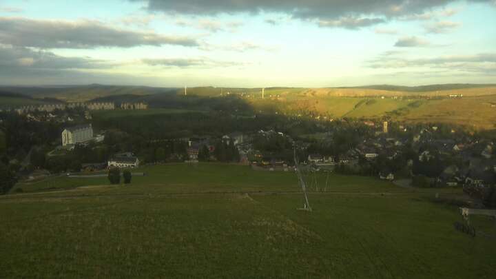 Oberwiesenthal Fichtelberg Skihang snow cam captured at 15 September 2026 at 6:42 pm GMT+2