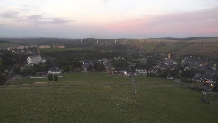 Oberwiesenthal Fichtelberg Skihang snow cam captured at 26 September 2026 at 7:13 pm GMT+2