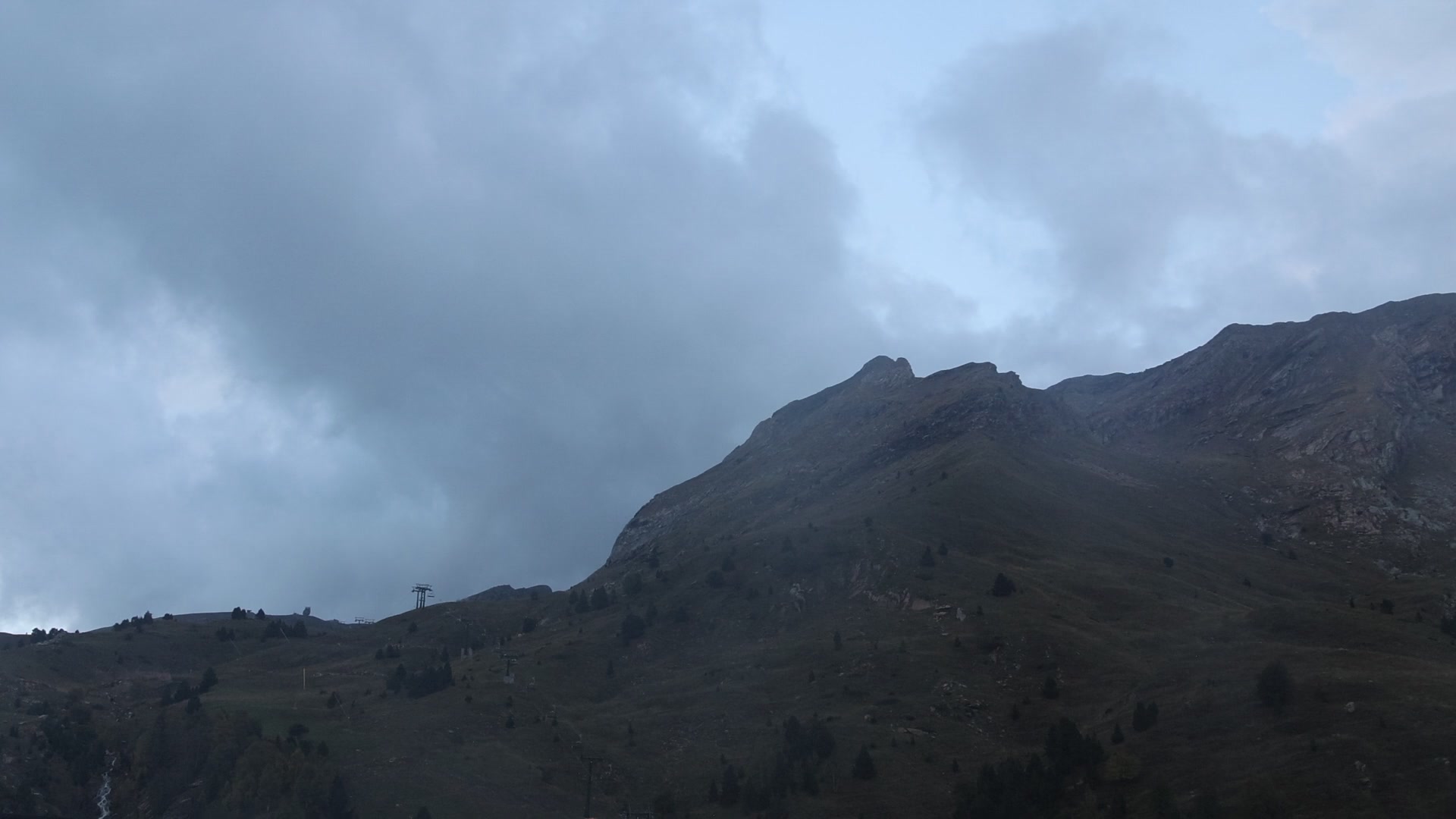 Cerler Ampriu snow cam captured at 5 October 2026 at 7:40 pm GMT+2