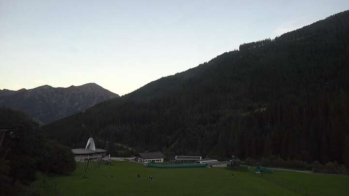 Bad Hofgastein Skizentrum Angertal snow cam captured at 27 September 2026 at 7:00 pm GMT+2