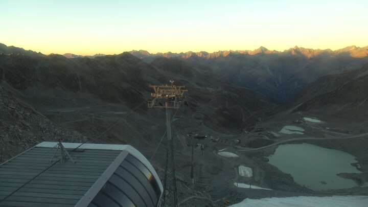 Sölden Schwarze Schneid Mid Station snow cam captured at 22 September 2026 at 7:22 pm GMT+2
