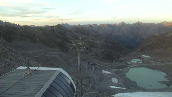 Sölden Schwarze Schneid Mid Station snow cam captured at 23 September 2026 at 7:23 pm GMT+2
