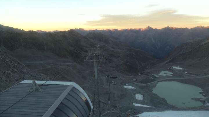 Sölden Schwarze Schneid Mid Station snow cam captured at 25 September 2026 at 7:16 pm GMT+2
