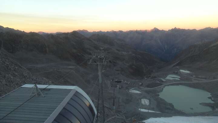 Sölden Schwarze Schneid Mid Station snow cam captured at 26 September 2026 at 7:17 pm GMT+2