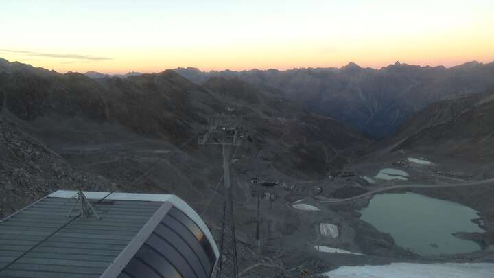Sölden Schwarze Schneid Mid Station snow cam captured at 27 September 2026 at 7:12 pm GMT+2