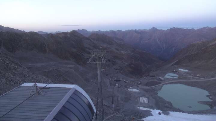 Sölden Schwarze Schneid Mid Station snow cam captured at 28 September 2026 at 7:08 pm GMT+2