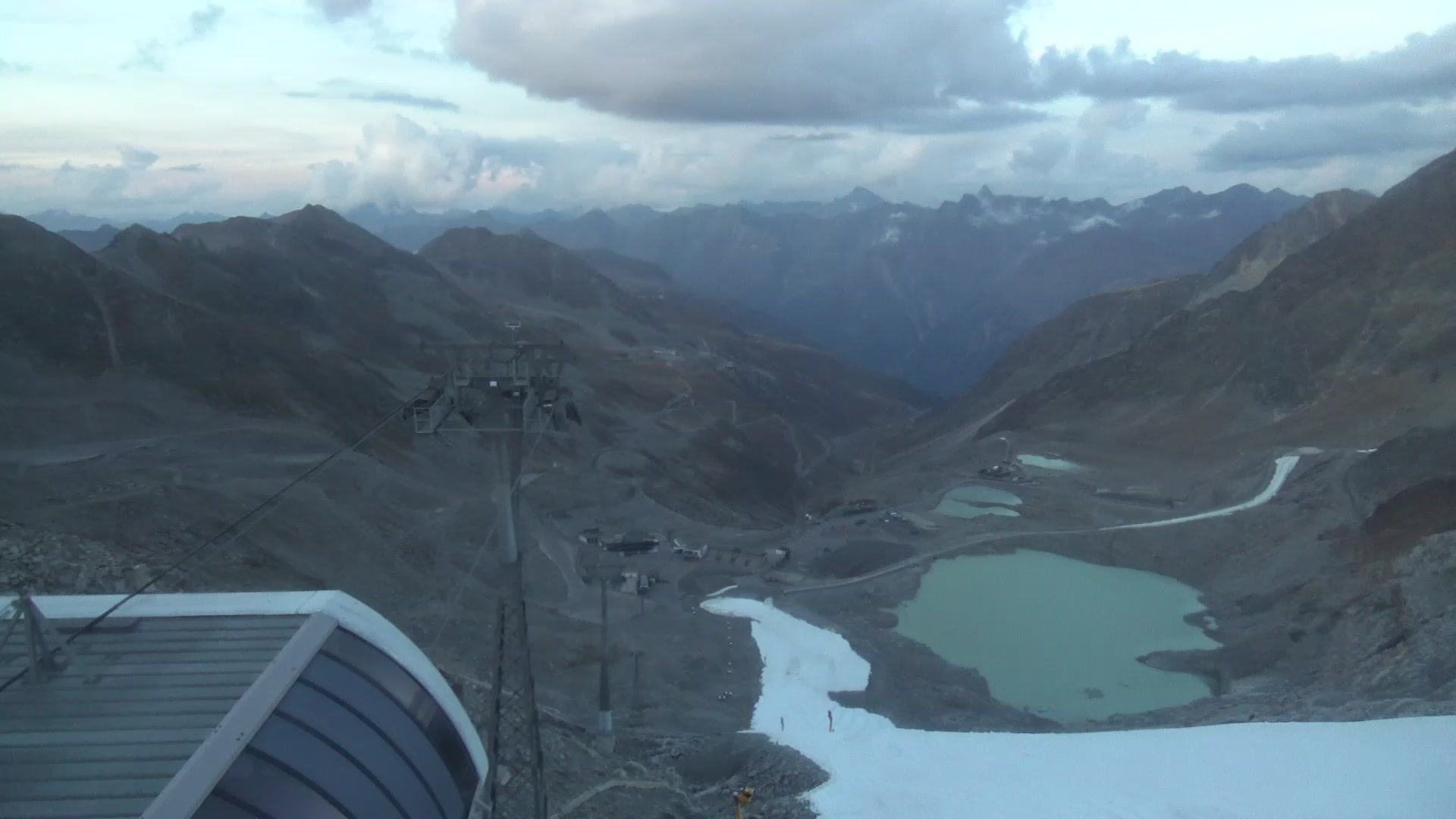 Sölden Schwarze Schneid Mid Station snow cam captured at 4 October 2026 at 6:57 pm GMT+2