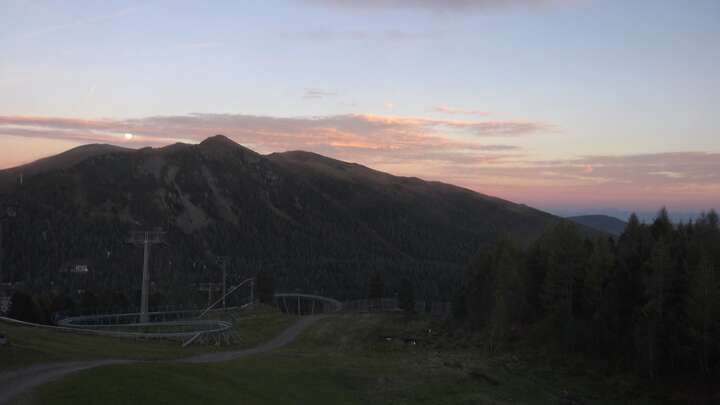 Turracherhöhe Almzeithütte snow cam captured at 25 September 2026 at 7:00 pm GMT+2