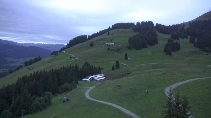 Brixen im Thale (SkiWelt) Upper Station Gondelbahn snow cam captured at 13 September 2026 at 7:41 pm GMT+2