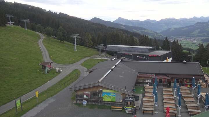 Brixen im Thale (SkiWelt) Upper Station Gondelbahn snow cam captured at 14 September 2026 at 7:24 pm GMT+2