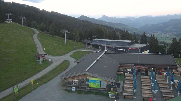 Brixen im Thale (SkiWelt) Upper Station Gondelbahn snow cam captured at 22 September 2026 at 7:24 pm GMT+2