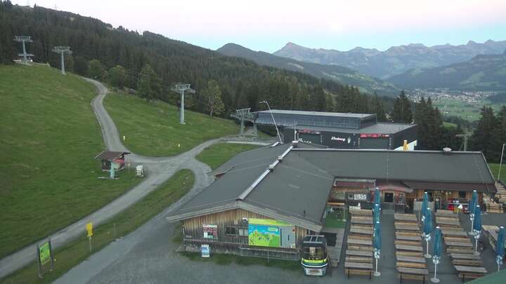 Brixen im Thale (SkiWelt) Upper Station Gondelbahn snow cam captured at 26 September 2026 at 7:27 pm GMT+2