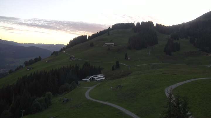 Brixen im Thale (SkiWelt) Upper Station Gondelbahn snow cam captured at 28 September 2026 at 7:02 pm GMT+2