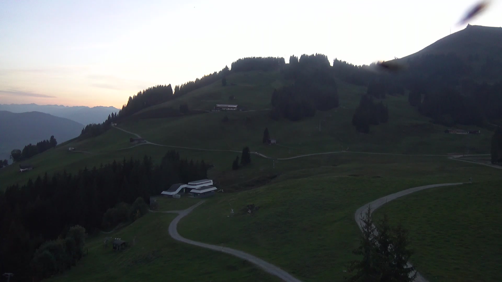 Brixen im Thale (SkiWelt) Upper Station Gondelbahn snow cam captured at 3 October 2026 at 6:57 pm GMT+2